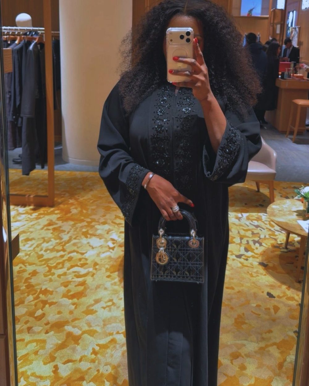 Sultana-Noir-1 Sultana-Noir-1